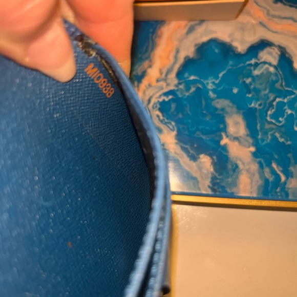 💎 Louis Vuitton epi Blue kiss lock authentic compact wallet. Callouts as shown! - Picture 5 of 9